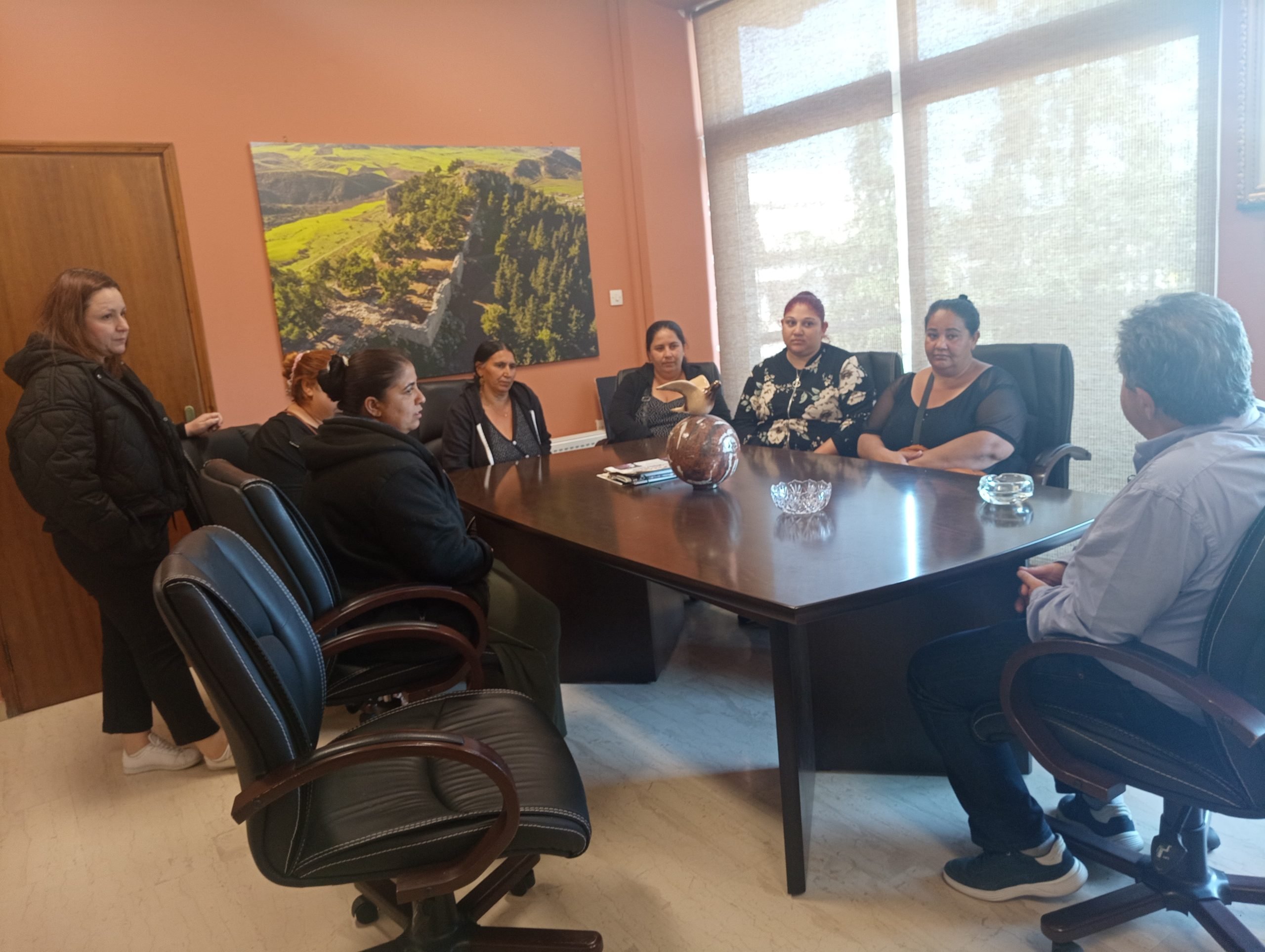 Επίσκεψη γυναικών Ρομά στο Δήμαρχο Φαρσάλων